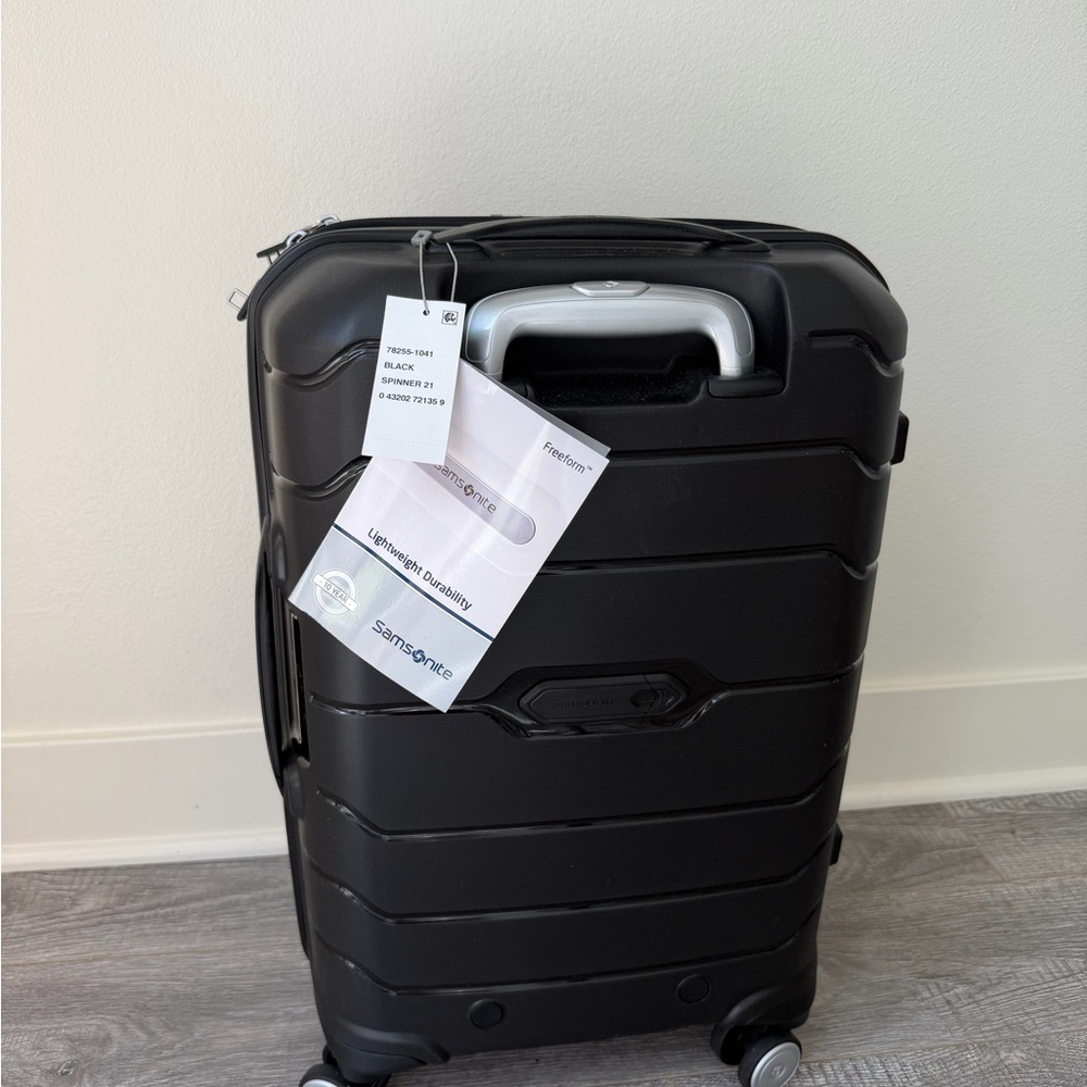 Samsonite Black Hard-Shell Carry-On Spinner 21 inch